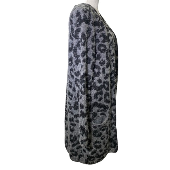 AUGUST SILK Women's Medium light gray animal print fuzzy long length cardigan - Picture 7 of 10